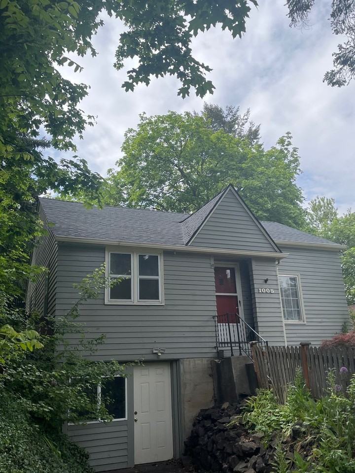 1005 Ne D St - Photo 2 of 28