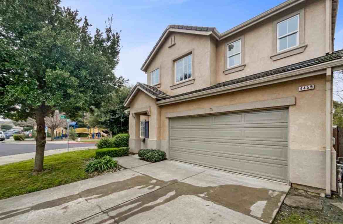 4451 Meadow Valley Circle - Photo 4 of 18