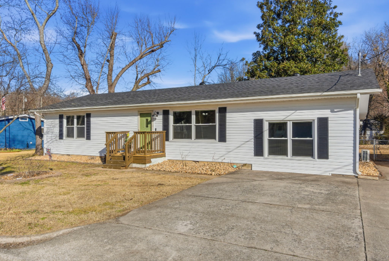 405 Lake Dr - Photo 2 of 20