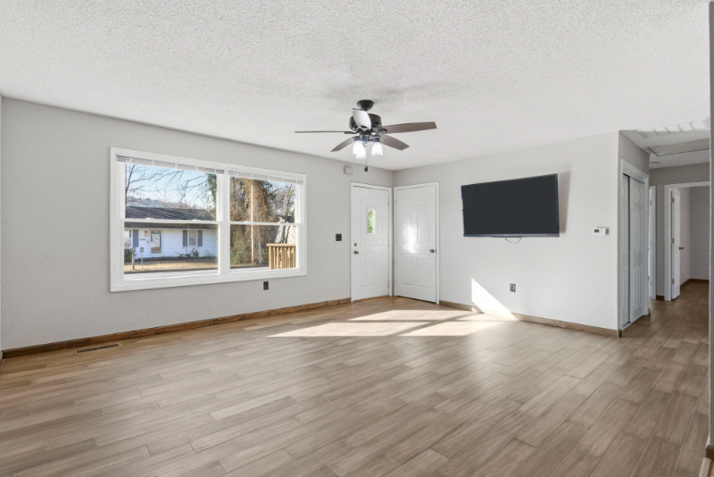 405 Lake Dr - Photo 4 of 20