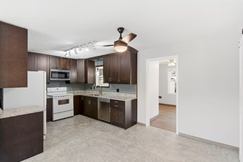 405 Lake Dr - Photo 5 of 20