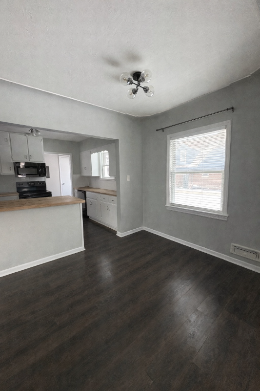 5306 E 10th St - Photo 3 of 13