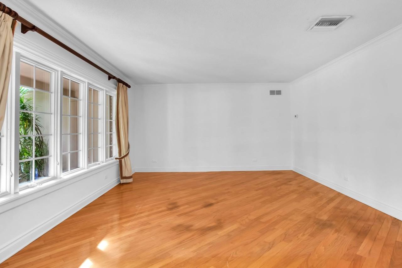 2349 Ne 8th St - Photo 3 of 25