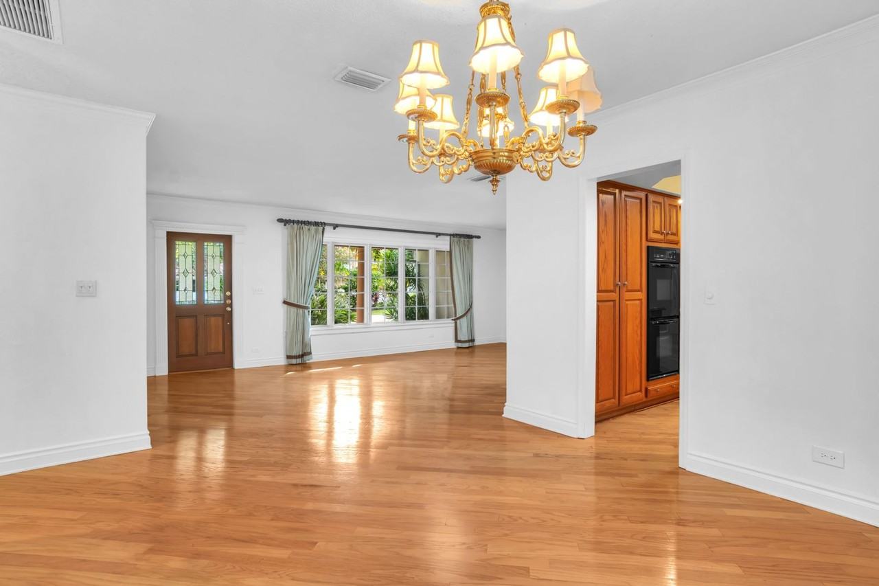 2349 Ne 8th St - Photo 4 of 25