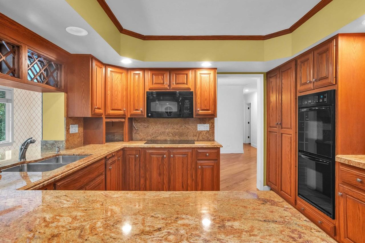 2349 Ne 8th St - Photo 5 of 25