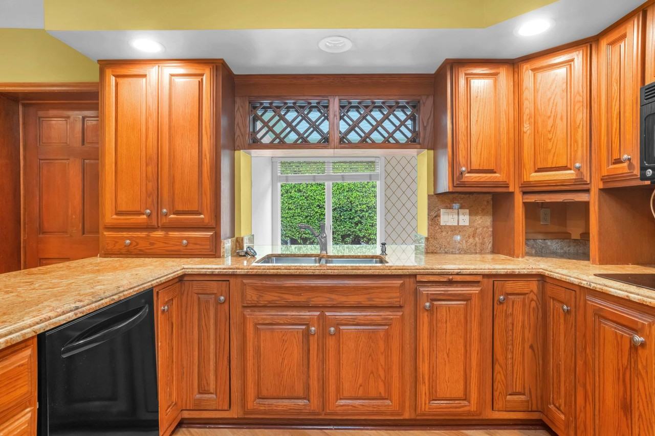 2349 Ne 8th St - Photo 6 of 25