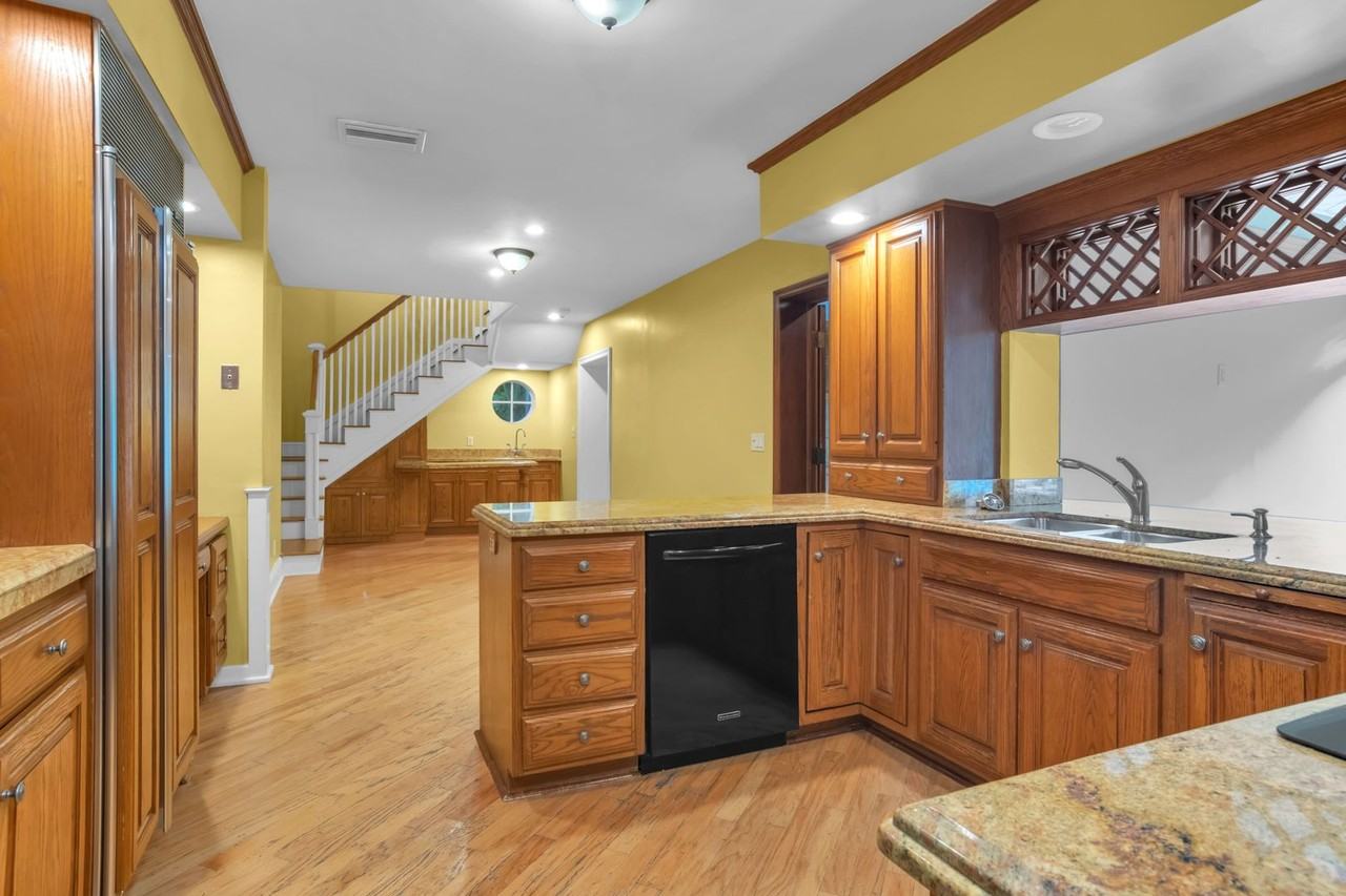 2349 Ne 8th St - Photo 7 of 25