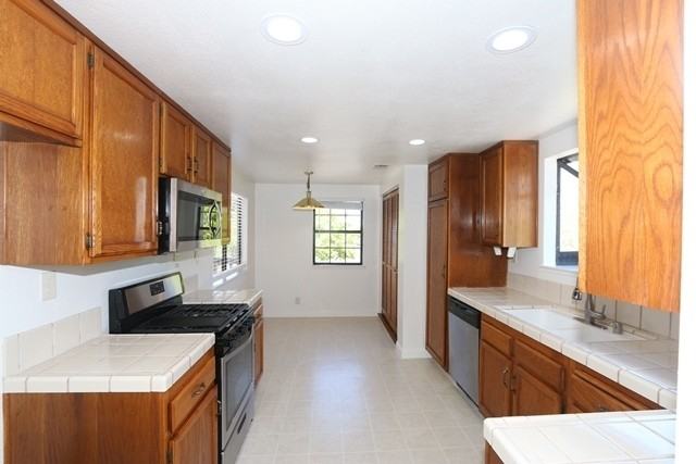 13731 Seagate Dr - Photo 5 of 15