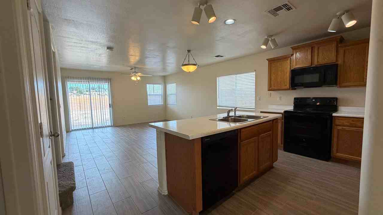 10577 N 115th Dr - Photo 6 of 48