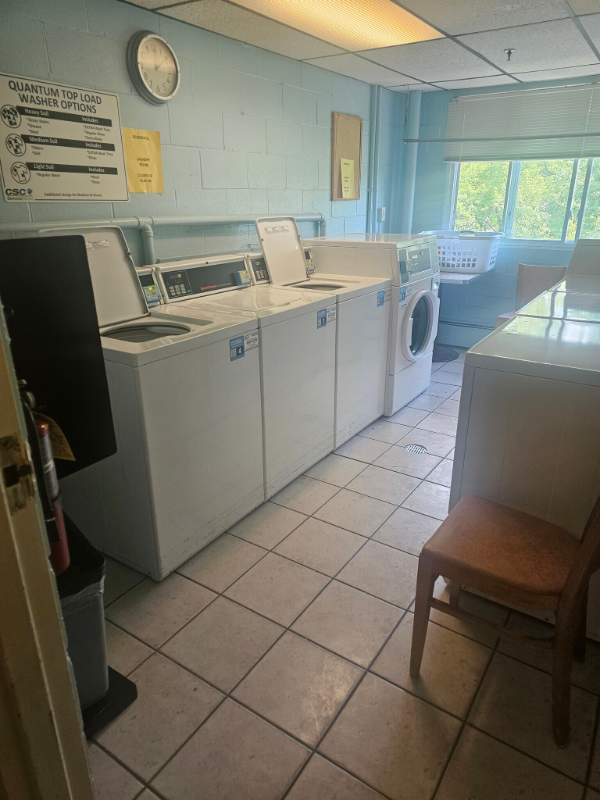 1380 Arbor Ave Se - Photo 4 of 8