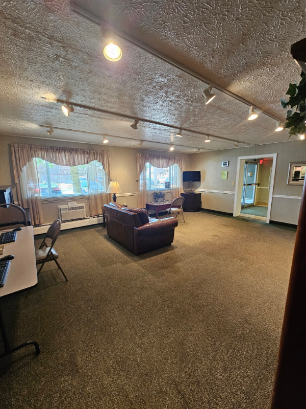 1380 Arbor Ave Se - Photo 7 of 8