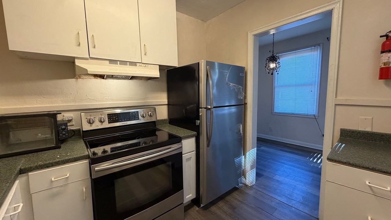 1162 W 13th St - Photo 5 of 13