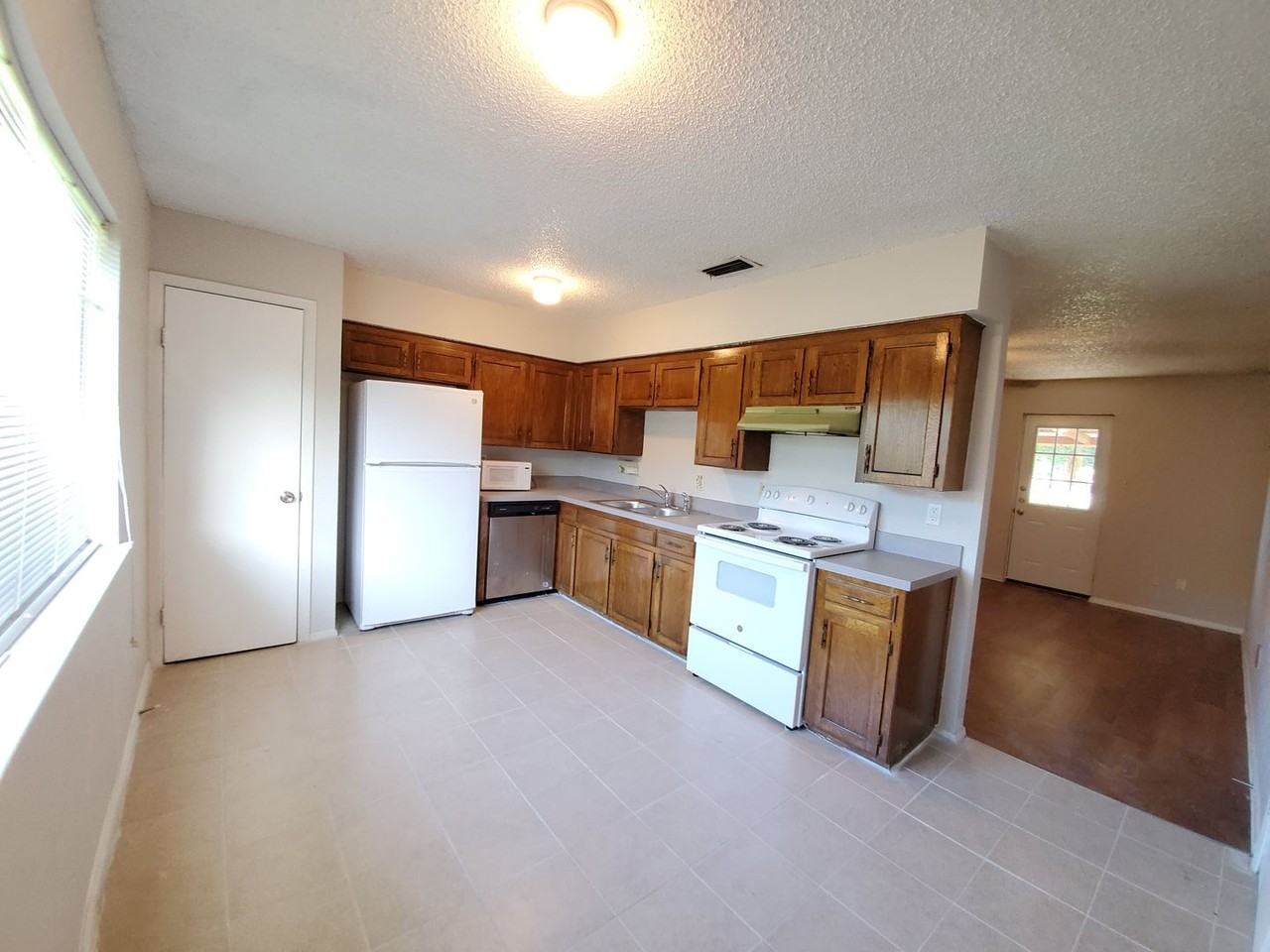 3118 Leanne St - Photo 4 of 17