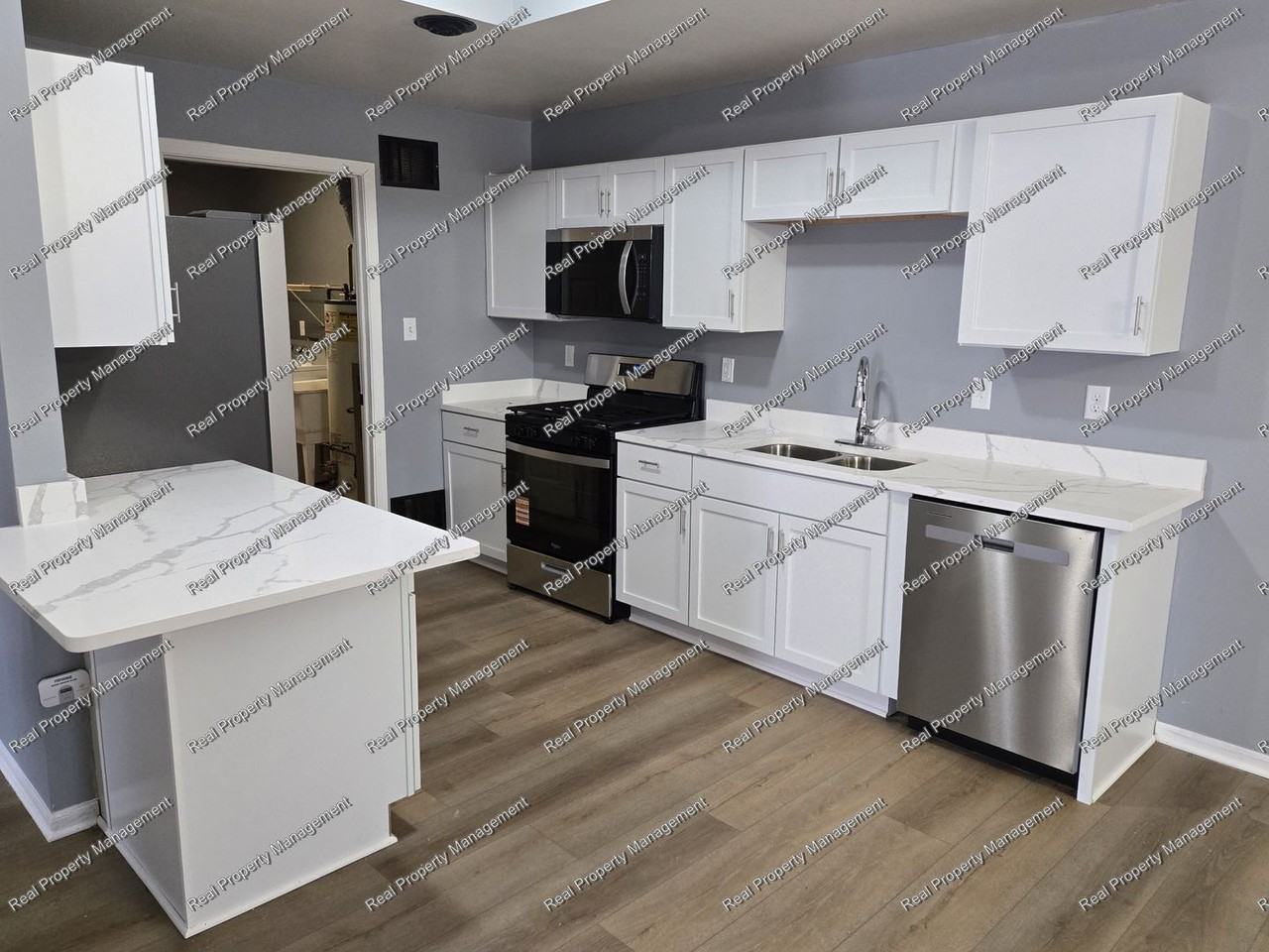 10702 Pike St - Photo 4 of 13