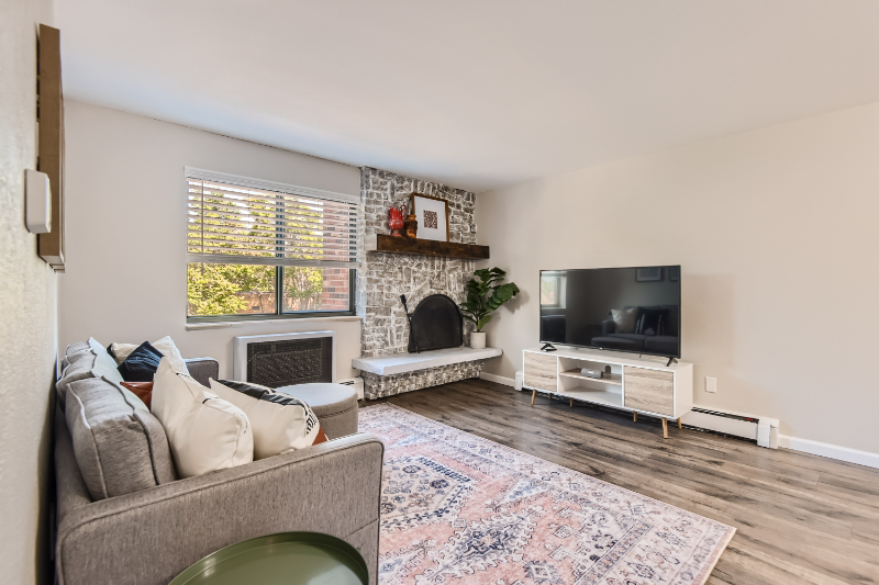 1008 N Corona St - Photo 4 of 11