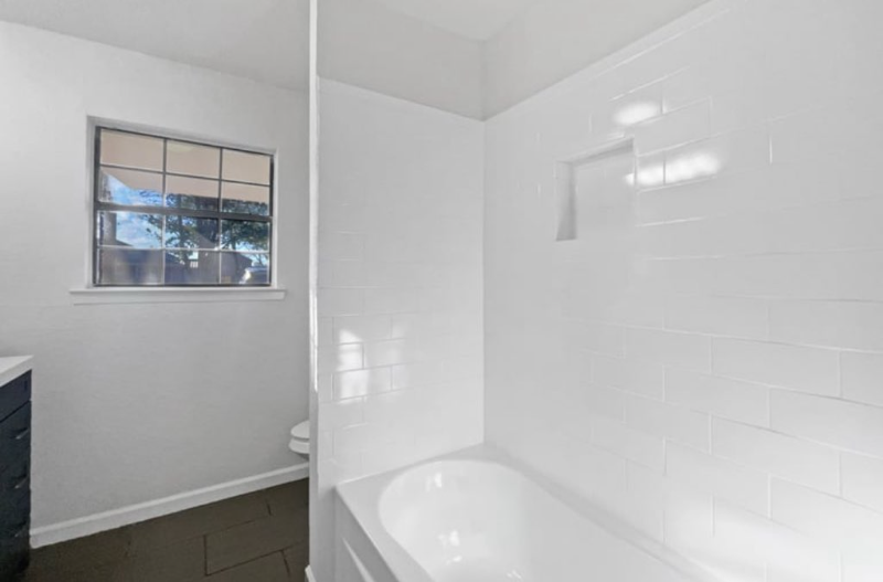 469 W Fulton St - Photo 4 of 10