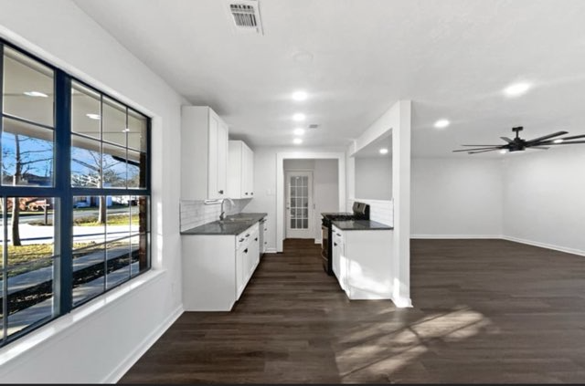 469 W Fulton St - Photo 5 of 10