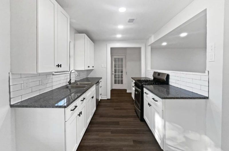 469 W Fulton St - Photo 6 of 10