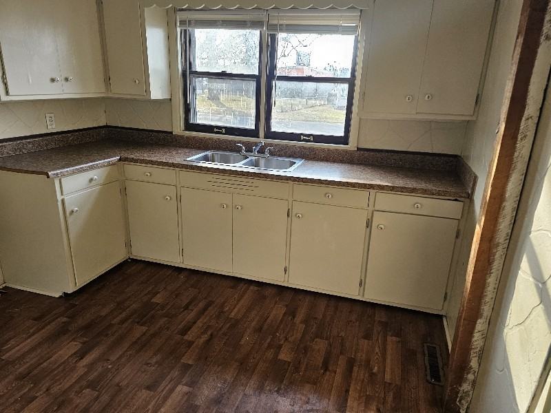 1627 Norton Ave - Photo 5 of 17