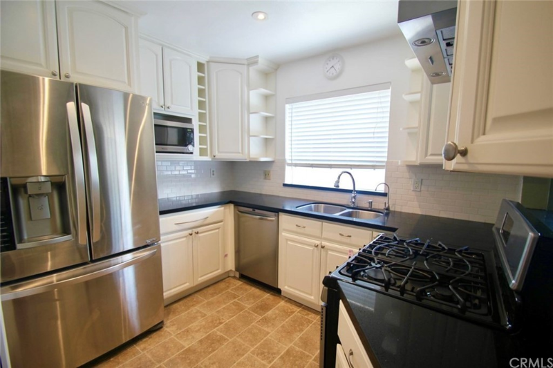 267 N Holliston Ave #8 - Photo 3 of 18