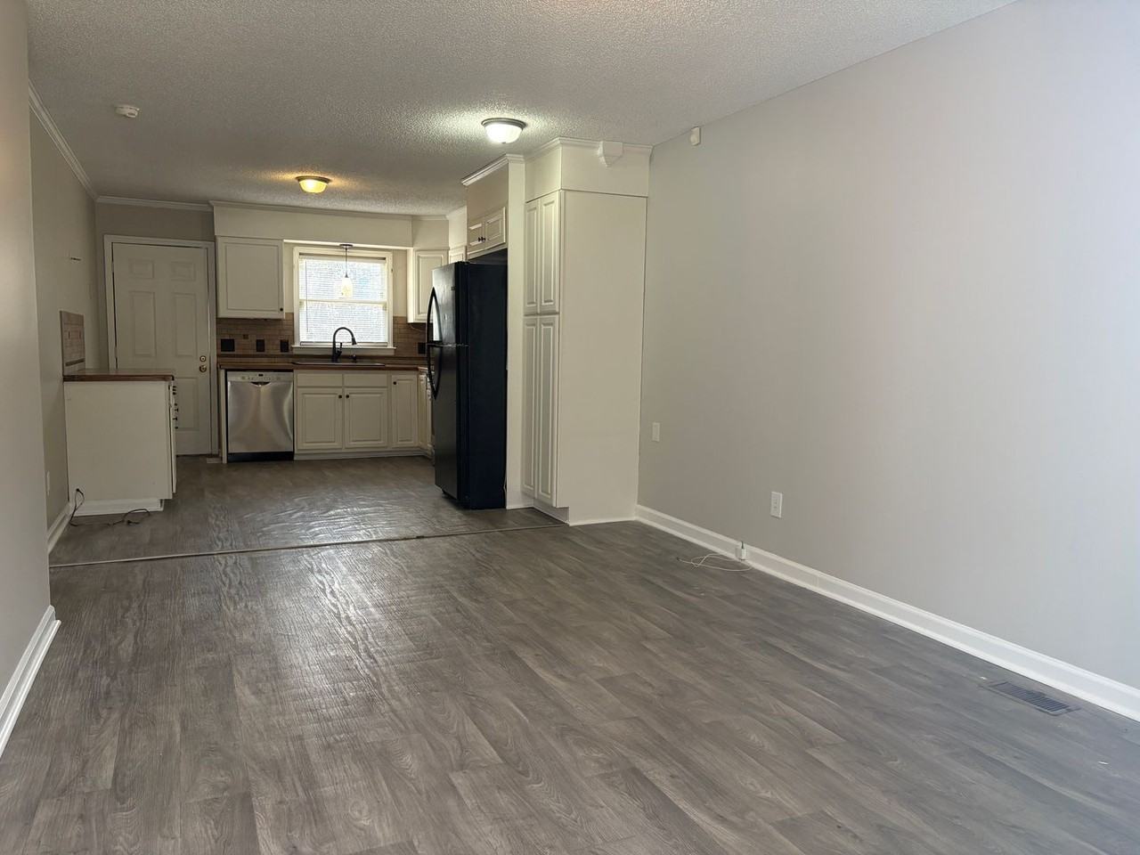 832 Cummins St - Photo 2 of 14