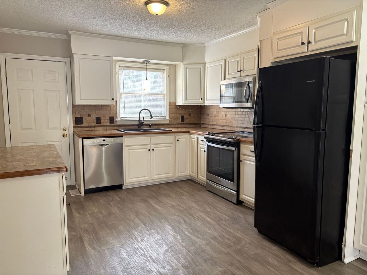 832 Cummins St - Photo 3 of 14