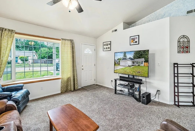 6834 Troy Ln Ne - Photo 3 of 8