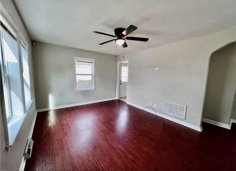 306 E Leicester Ave - Photo 3 of 10