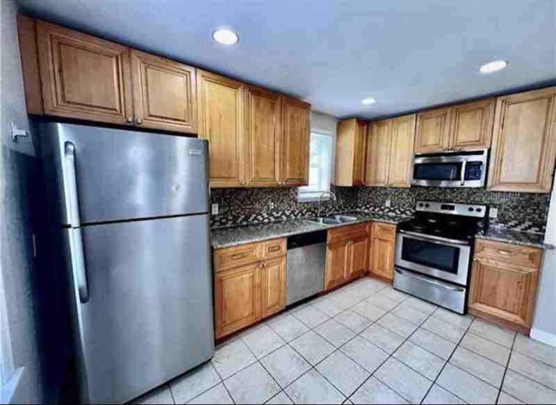 306 E Leicester Ave - Photo 4 of 10