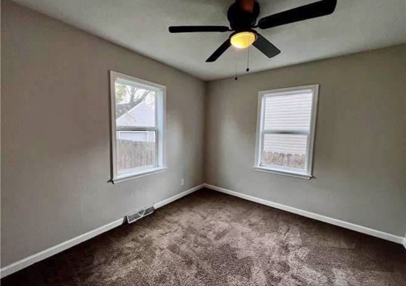 306 E Leicester Ave - Photo 6 of 10