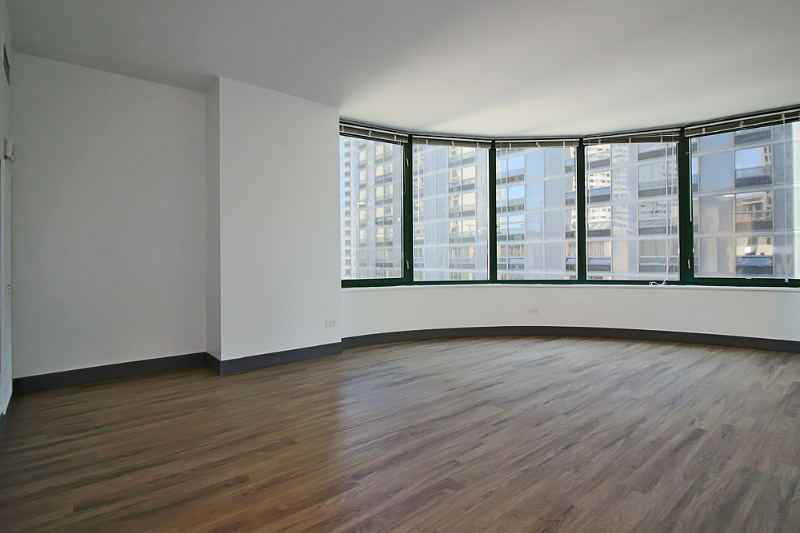 489 E Ohio St - Photo 3 of 8