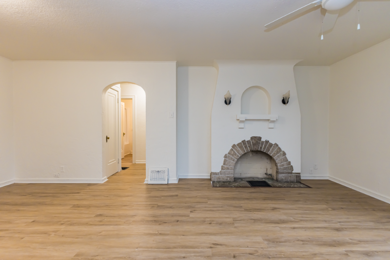 4545 Calumet Ave - Photo 3 of 20