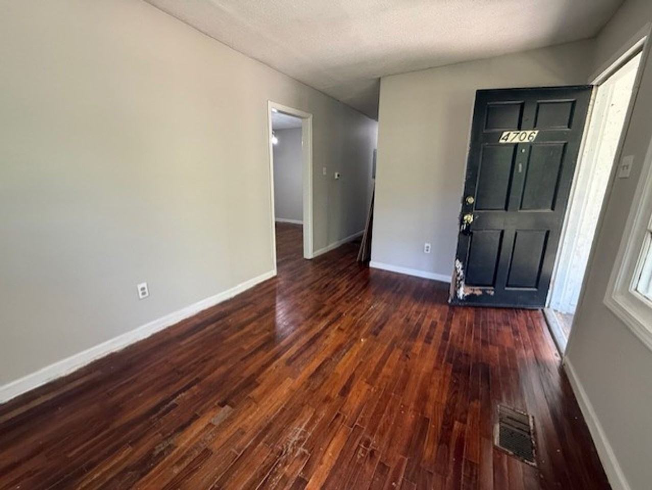 4706 Clemmons Dr - Photo 3 of 25