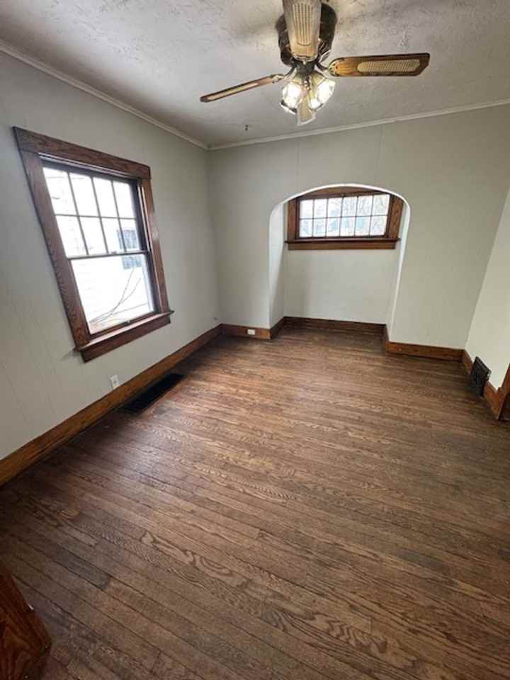 3011 Hoagland Ave - Photo 3 of 9