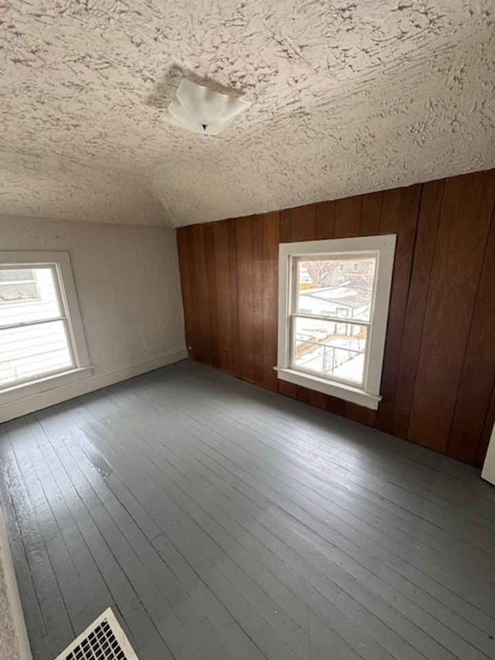 3011 Hoagland Ave - Photo 7 of 9