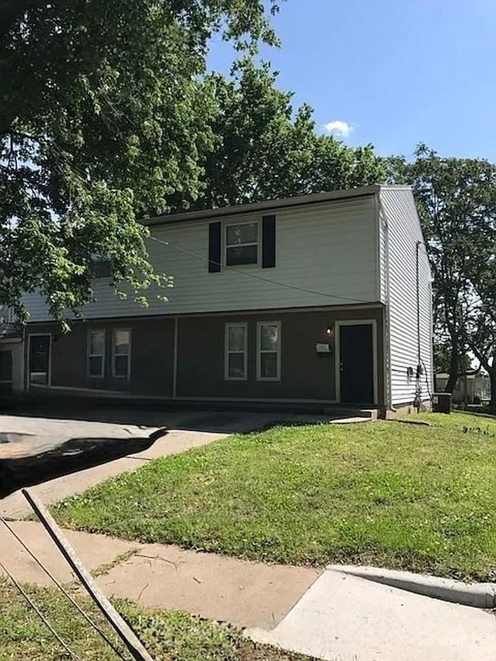 901 N Lynn St - Photo 2 of 7