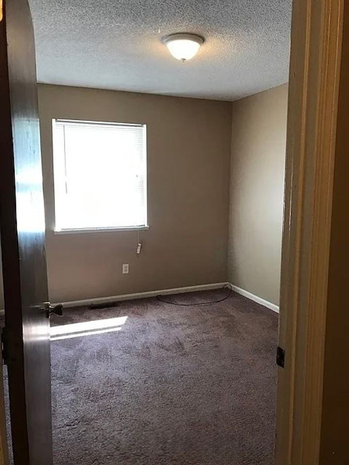 901 N Lynn St - Photo 4 of 7