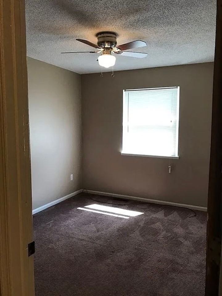 901 N Lynn St - Photo 5 of 7