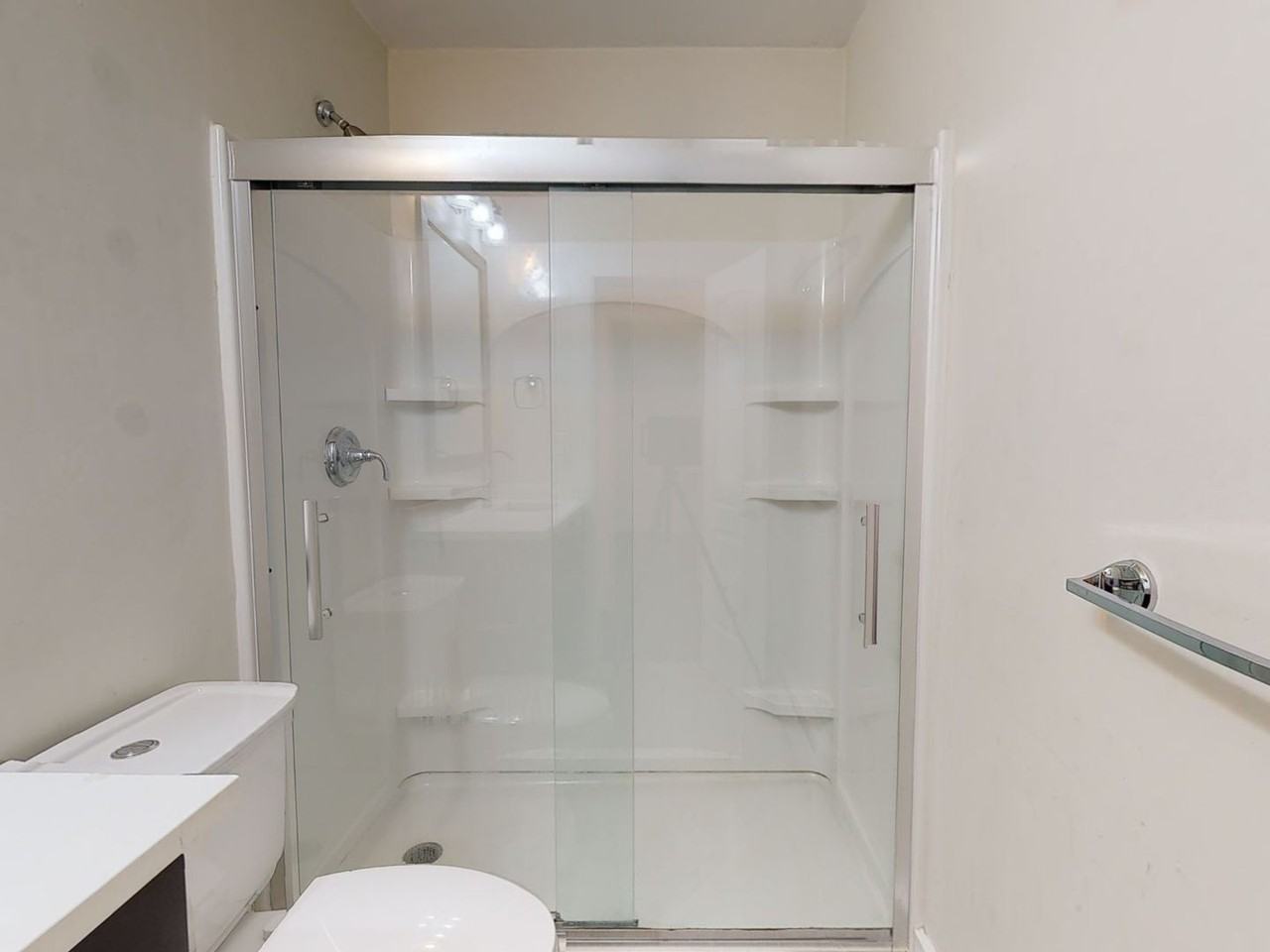 824 Parker St - Photo 4 of 17