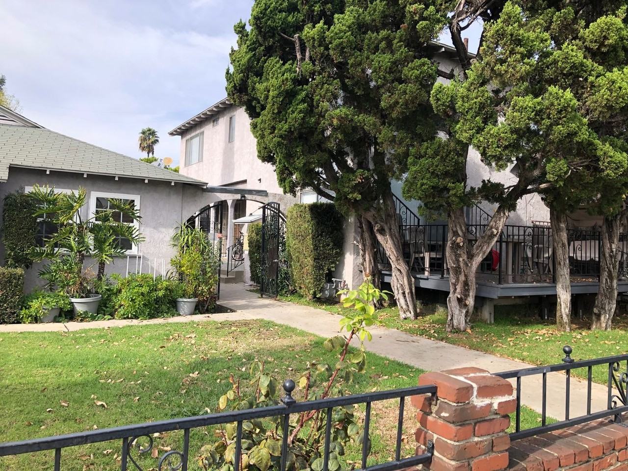 5547 Woodman Ave - Photo 3 of 29