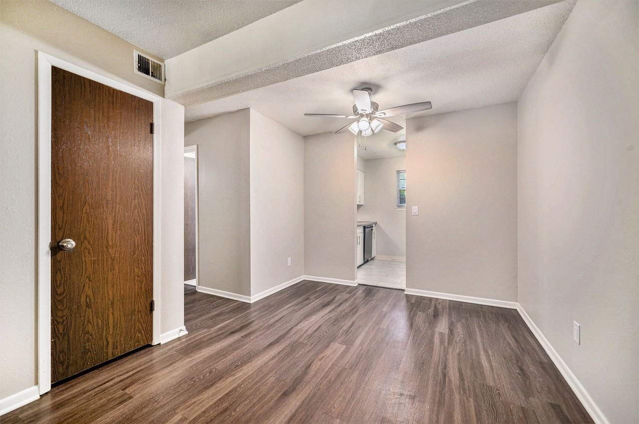 Crysler Plaza East - Photo 5 of 30