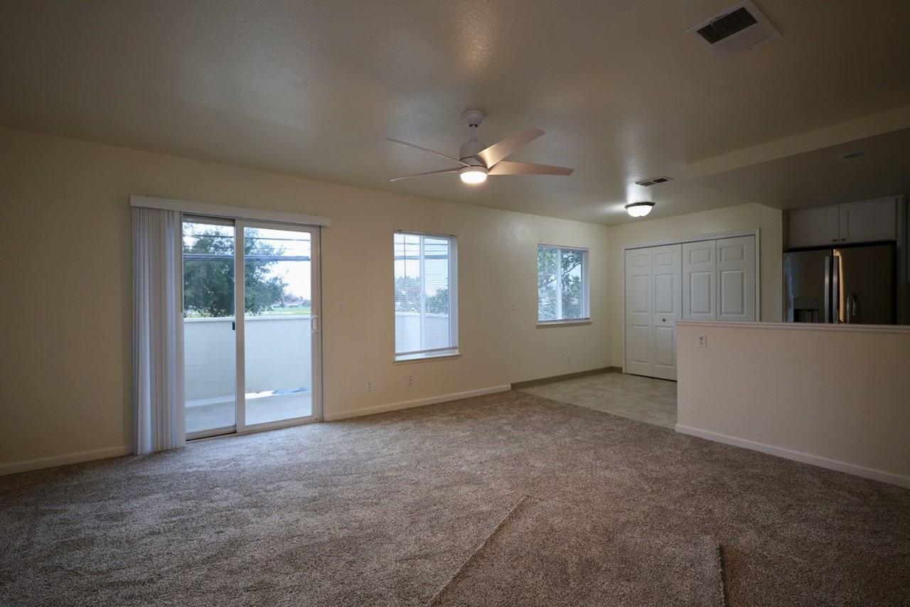 208 Grant Ave - Photo 4 of 17