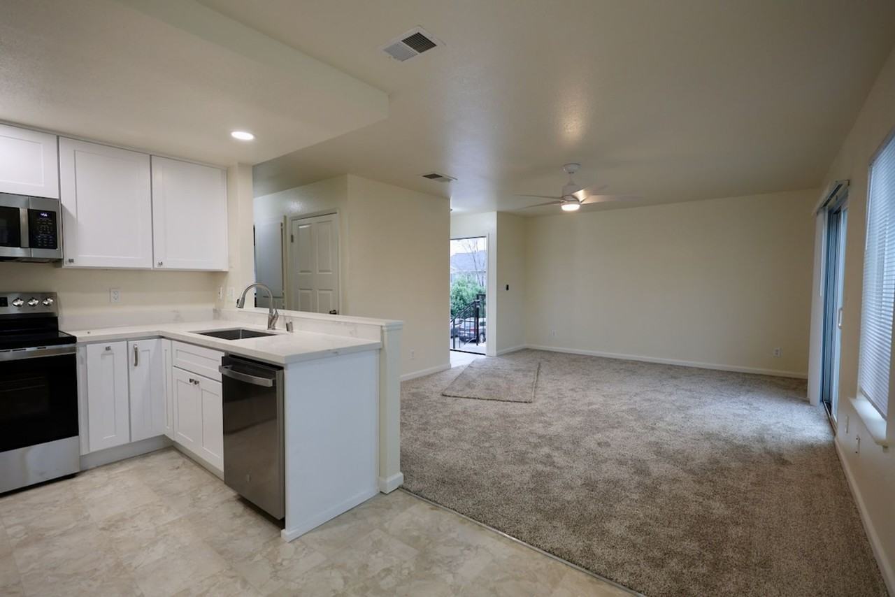 208 Grant Ave - Photo 7 of 17