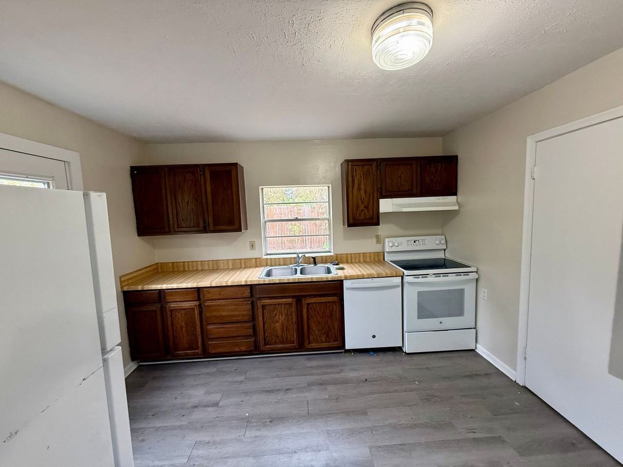 3505 Nw 17th St - Photo 4 of 15