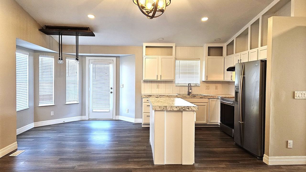 1722 N Peartree Ct - Photo 4 of 22