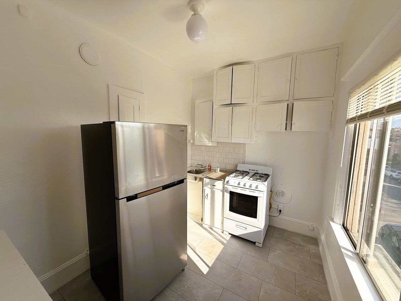 464 41st St - Photo 4 of 10