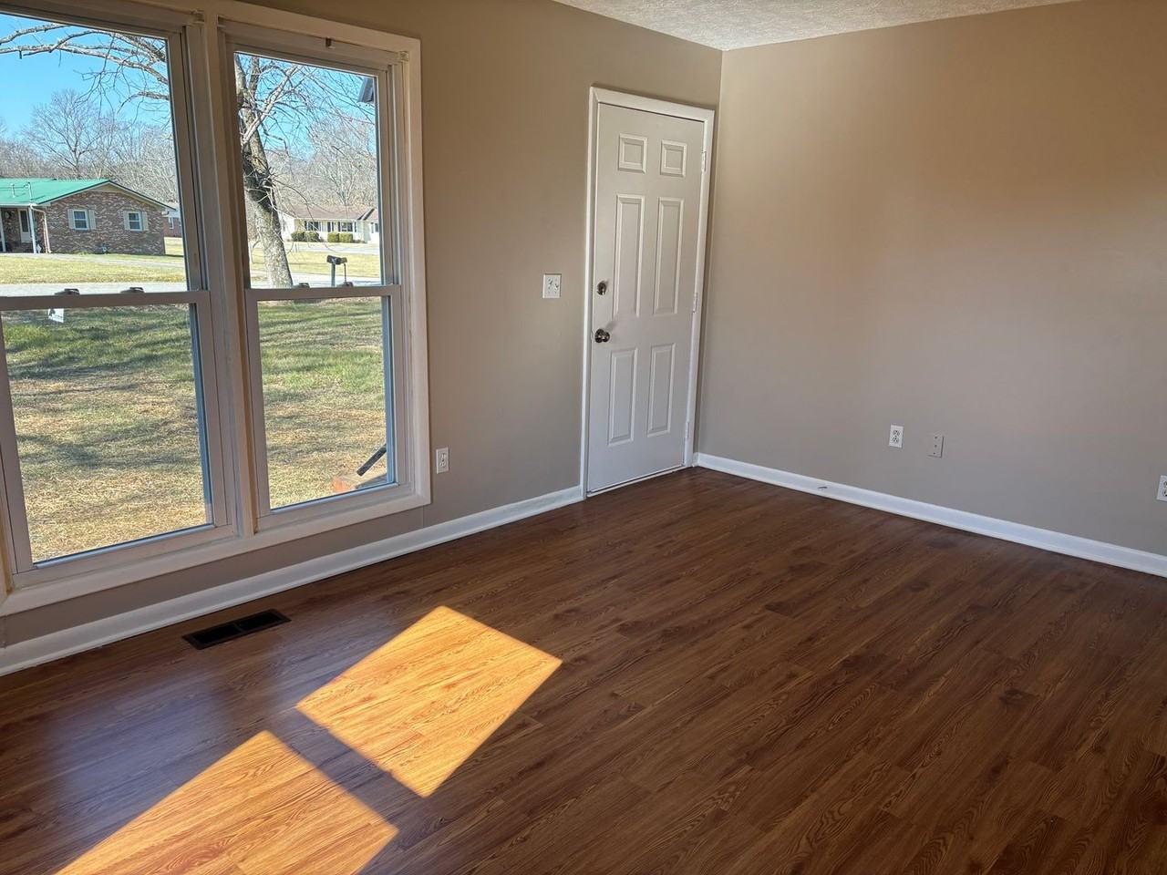 208 Colwell Ln - Photo 2 of 12