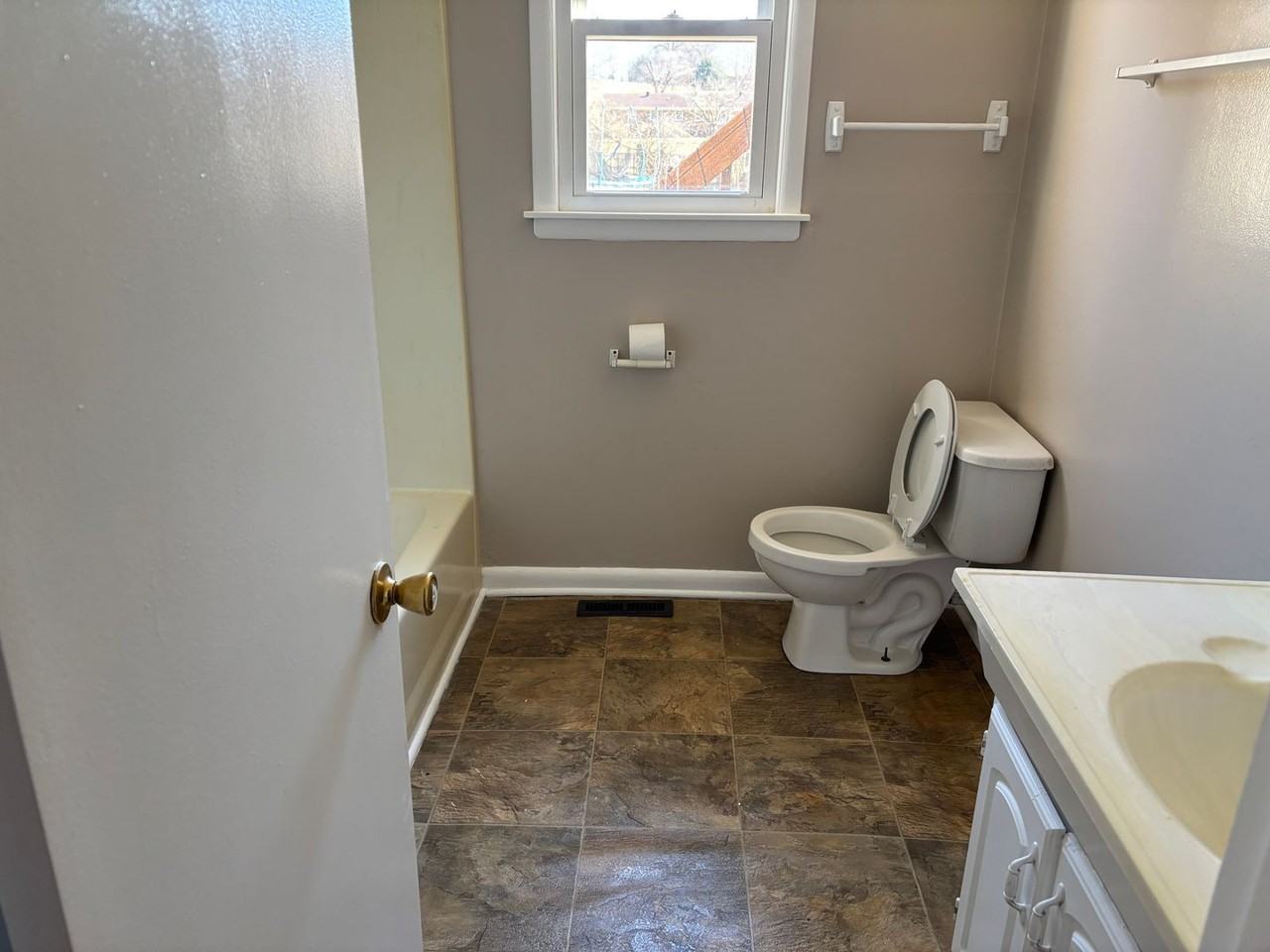 208 Colwell Ln - Photo 5 of 12