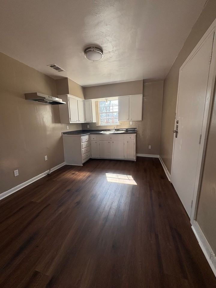 622 W 75th St - Photo 4 of 14