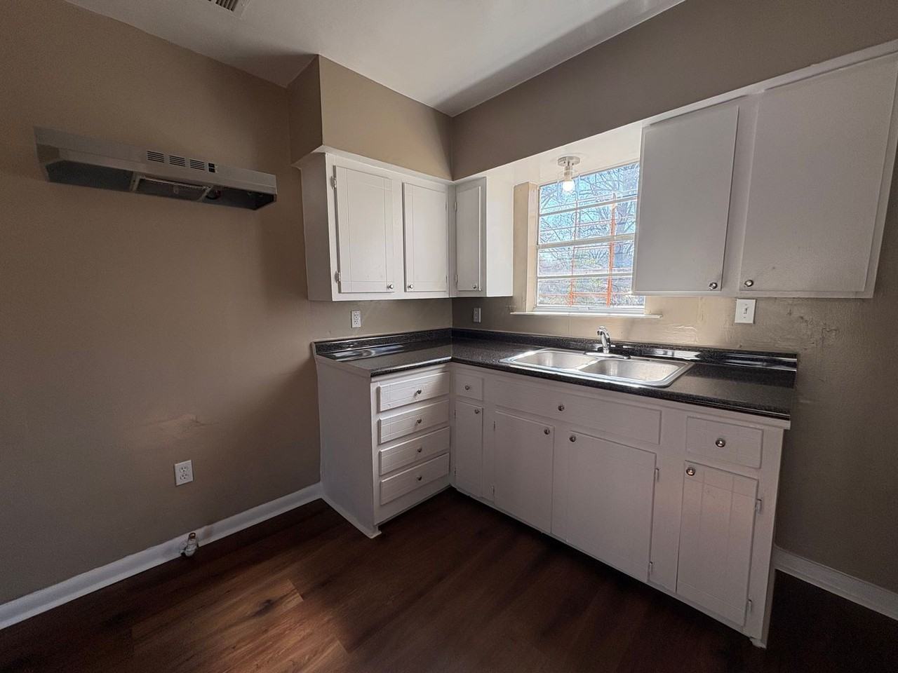 622 W 75th St - Photo 5 of 14